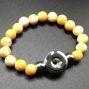 Bracelet perles orang&eacute;es et blanches