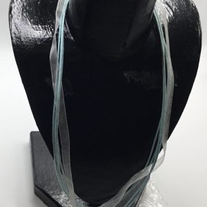Collier organza bleu pale